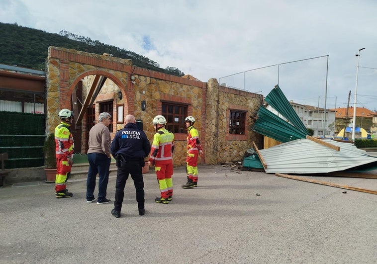 Susto en Noja al arrancar el viento parte del tejado del restaurante Mijedo